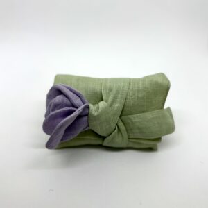 busta in lino verde con fiore 6 petali glicine