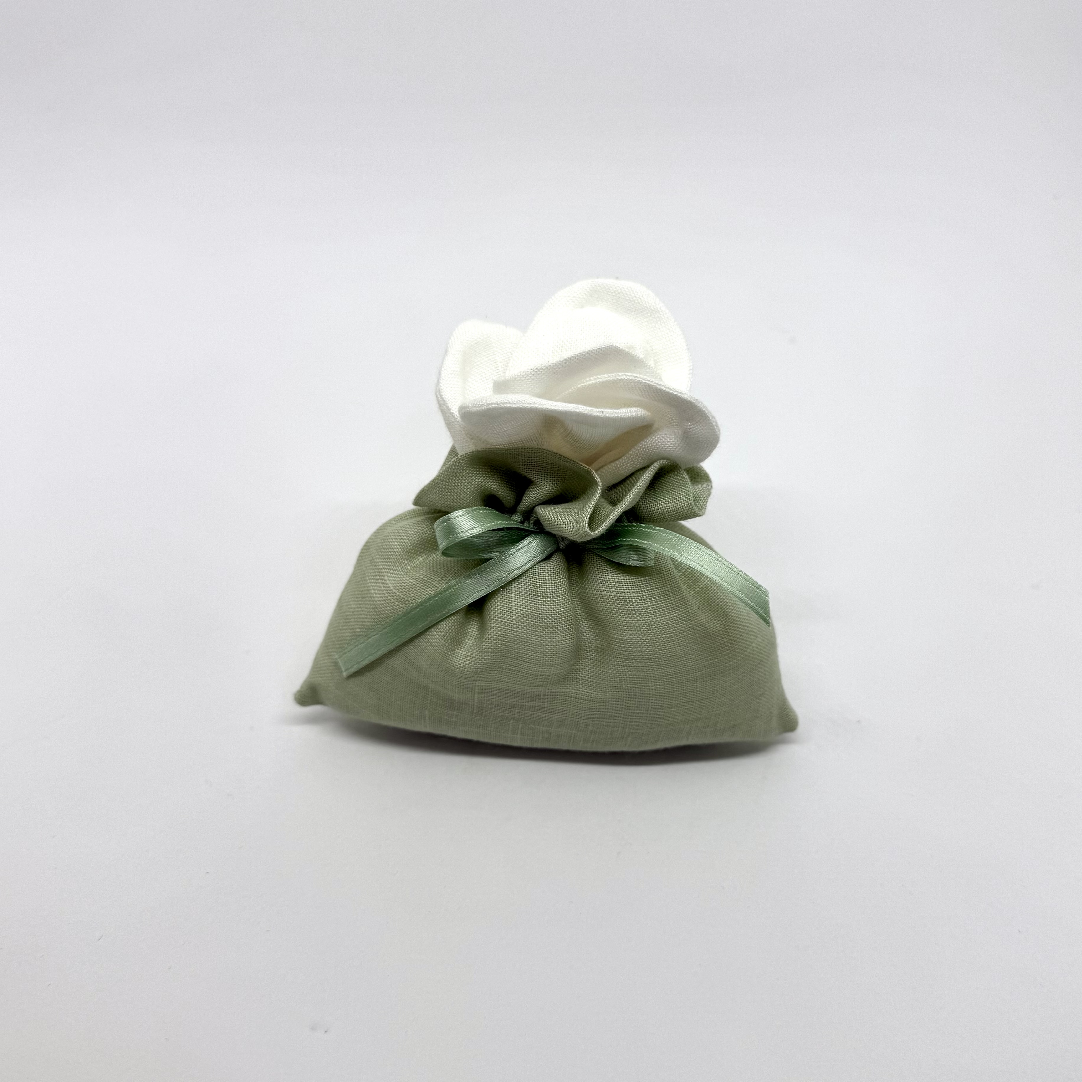 sacchetto in lino verde con fiore 6 petali panna